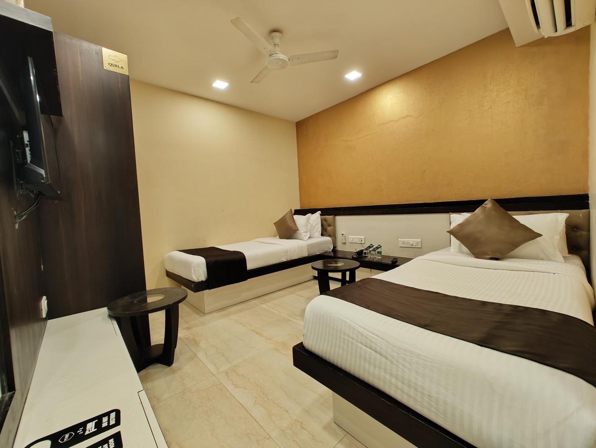 The Majlis Hotel - Colaba Bombay Extérieur photo