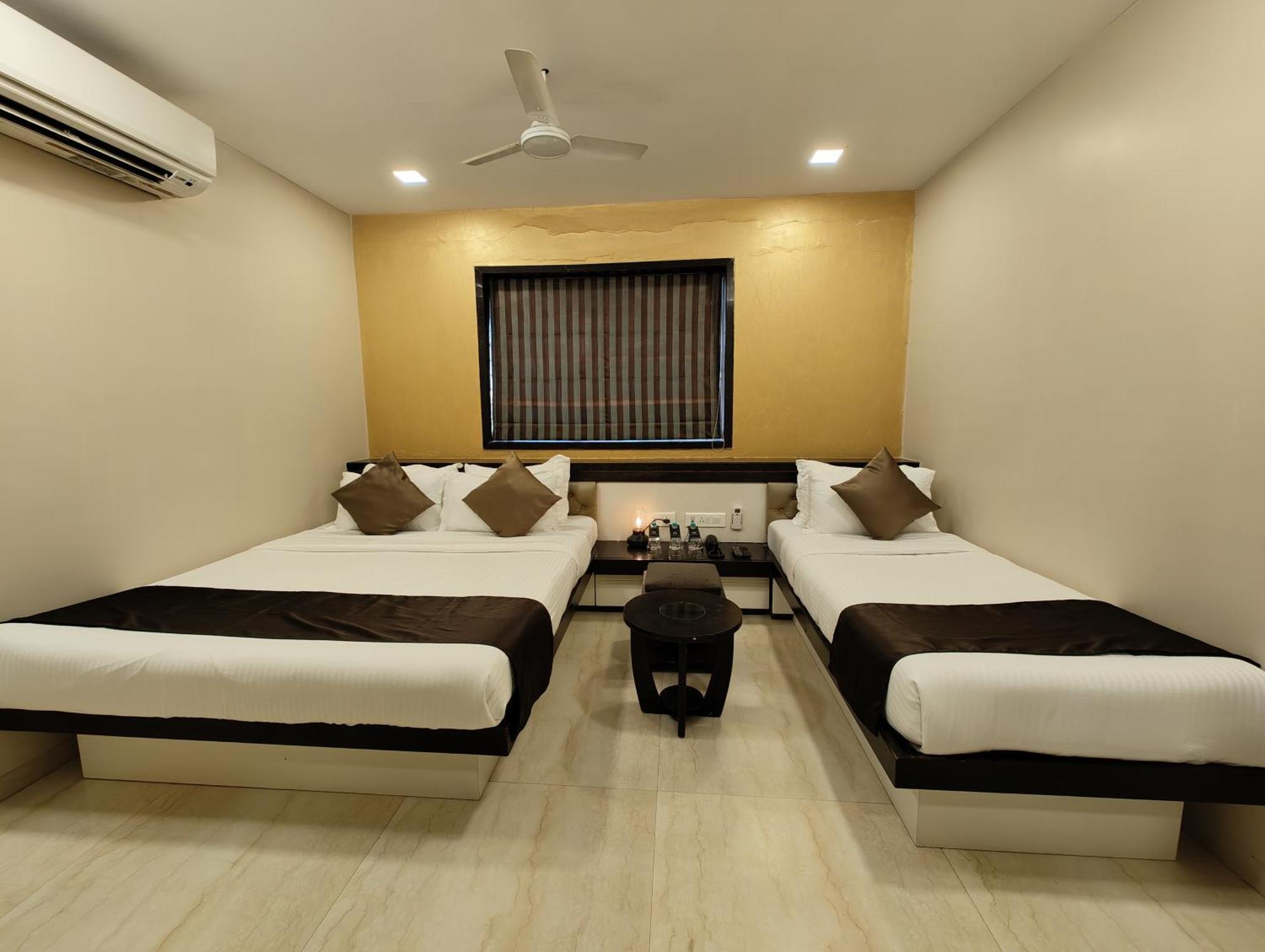 The Majlis Hotel - Colaba Bombay Extérieur photo