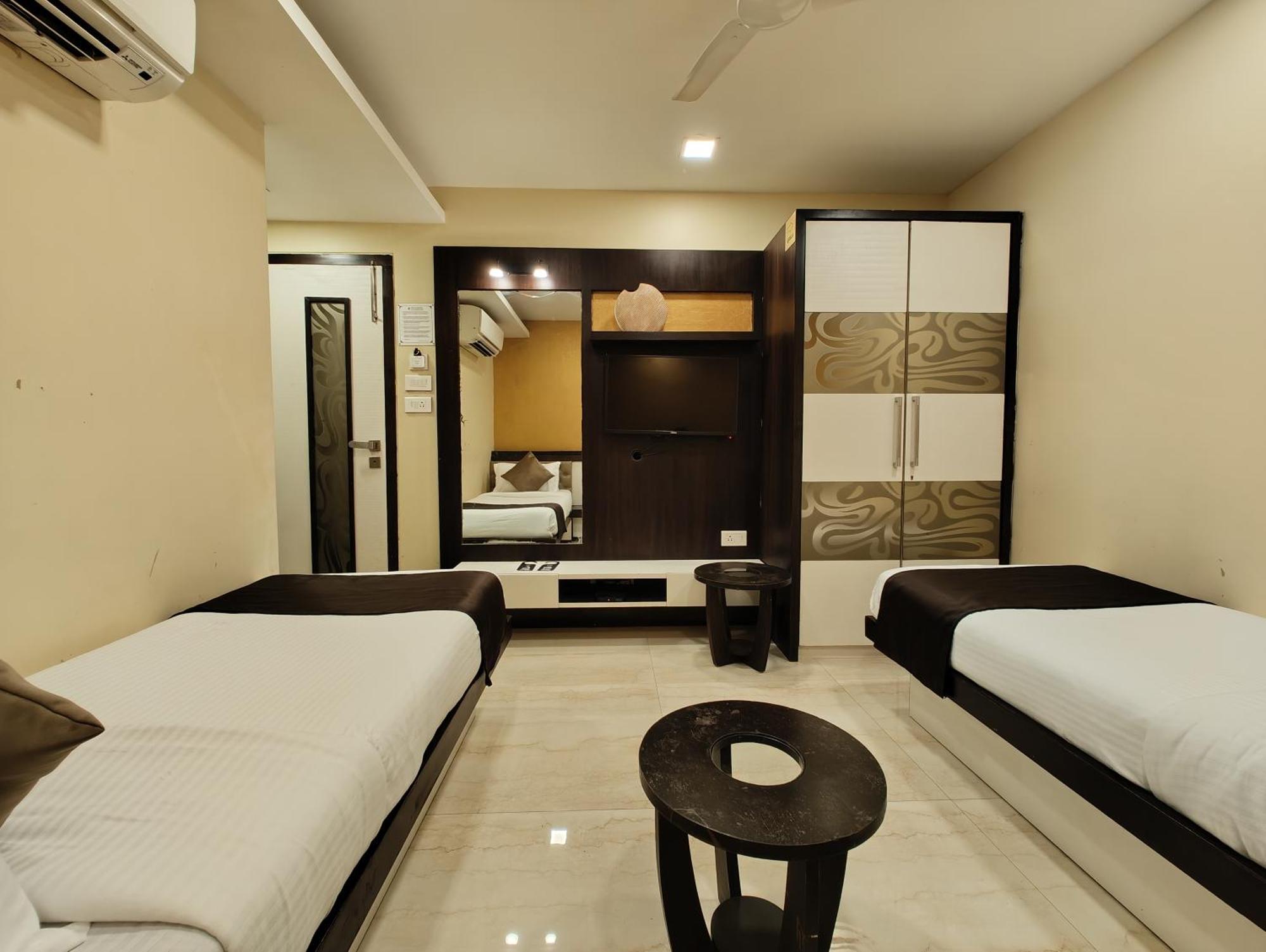 The Majlis Hotel - Colaba Bombay Extérieur photo