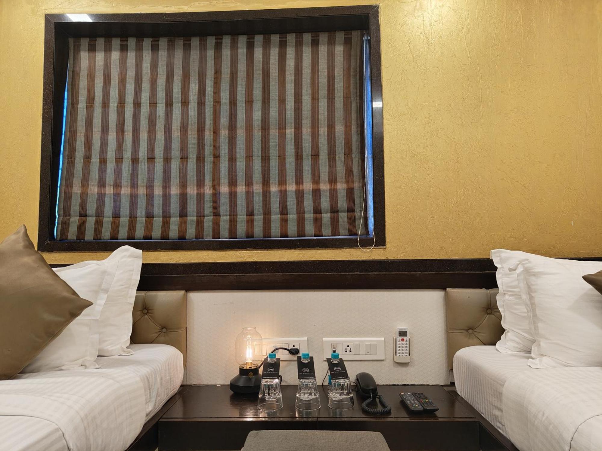 The Majlis Hotel - Colaba Bombay Extérieur photo