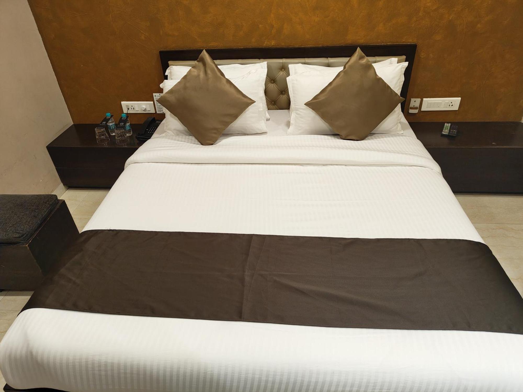 The Majlis Hotel - Colaba Bombay Extérieur photo