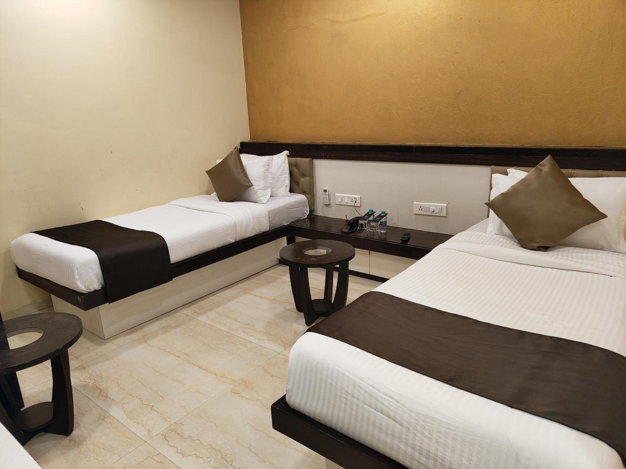 The Majlis Hotel - Colaba Bombay Extérieur photo