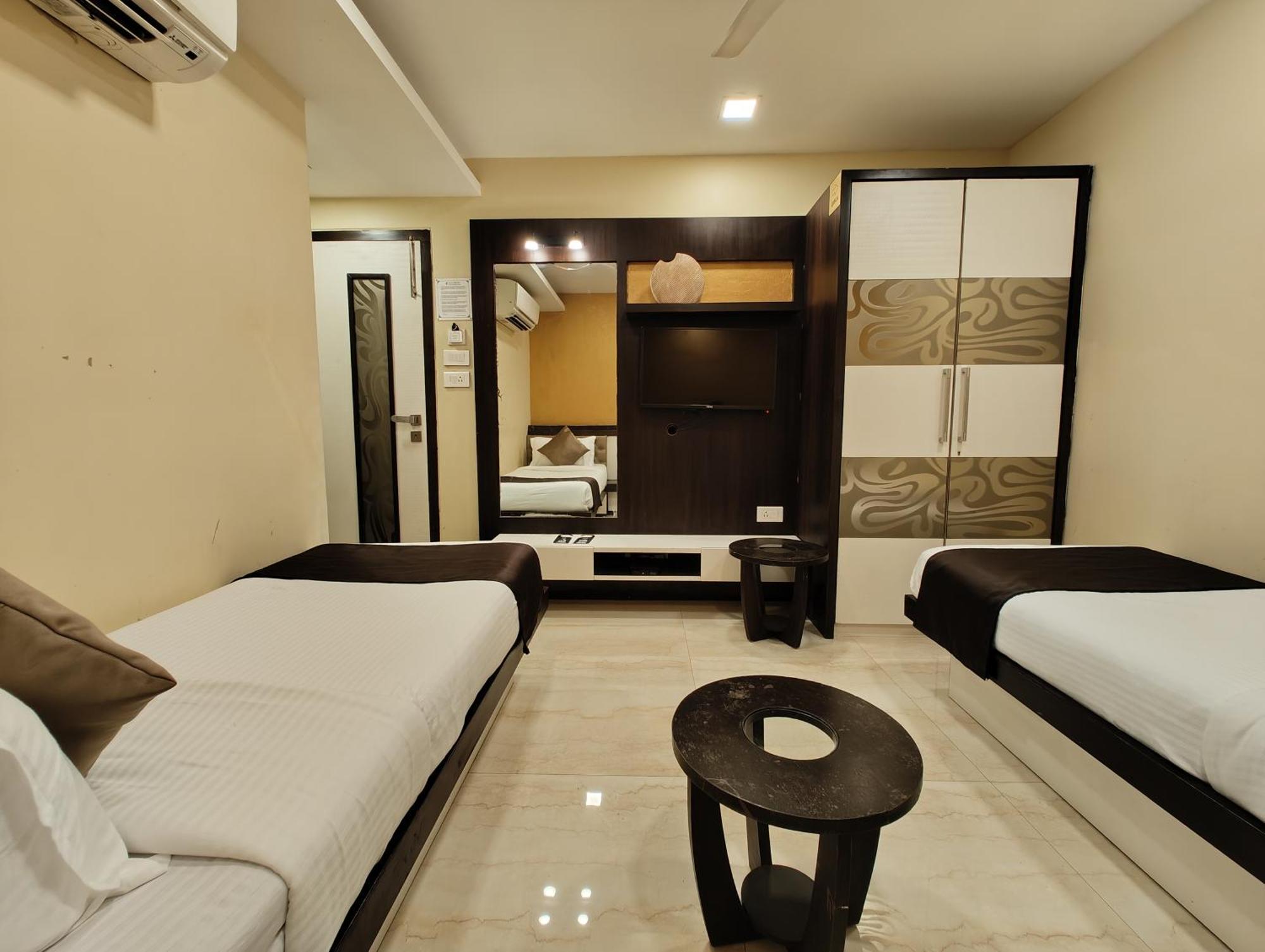 The Majlis Hotel - Colaba Bombay Extérieur photo
